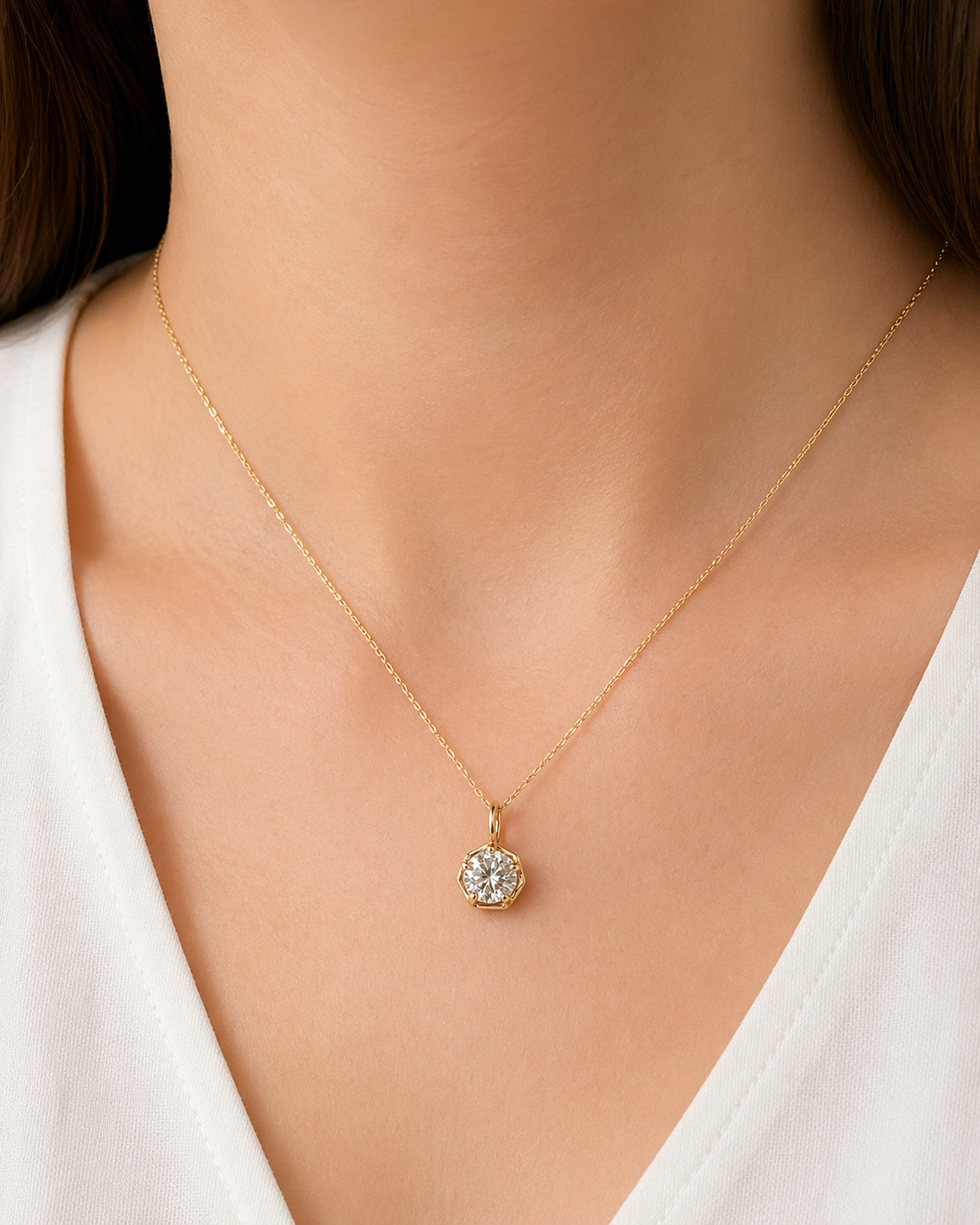 Petersen Jewels 14 kt guld vedhæng med 0,75 ct labgrown diamant båret på model