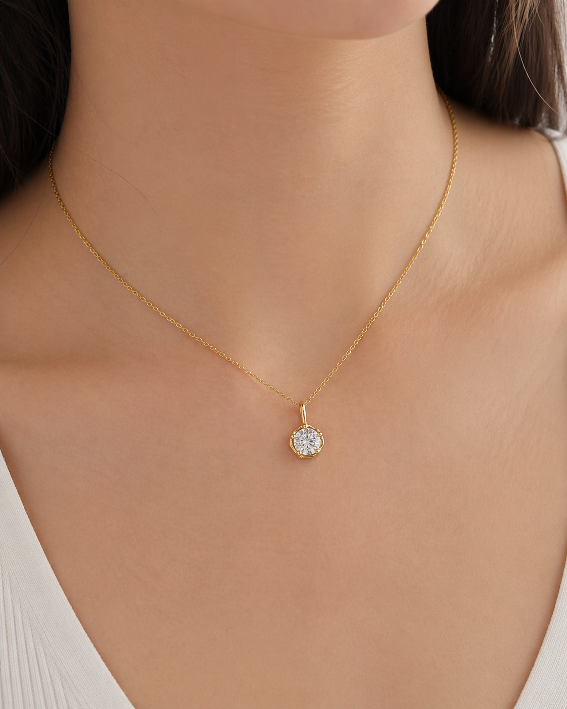 Petersen Jewels 14 kt guld vedhæng med 0,50 ct labgrown diamant båret på model