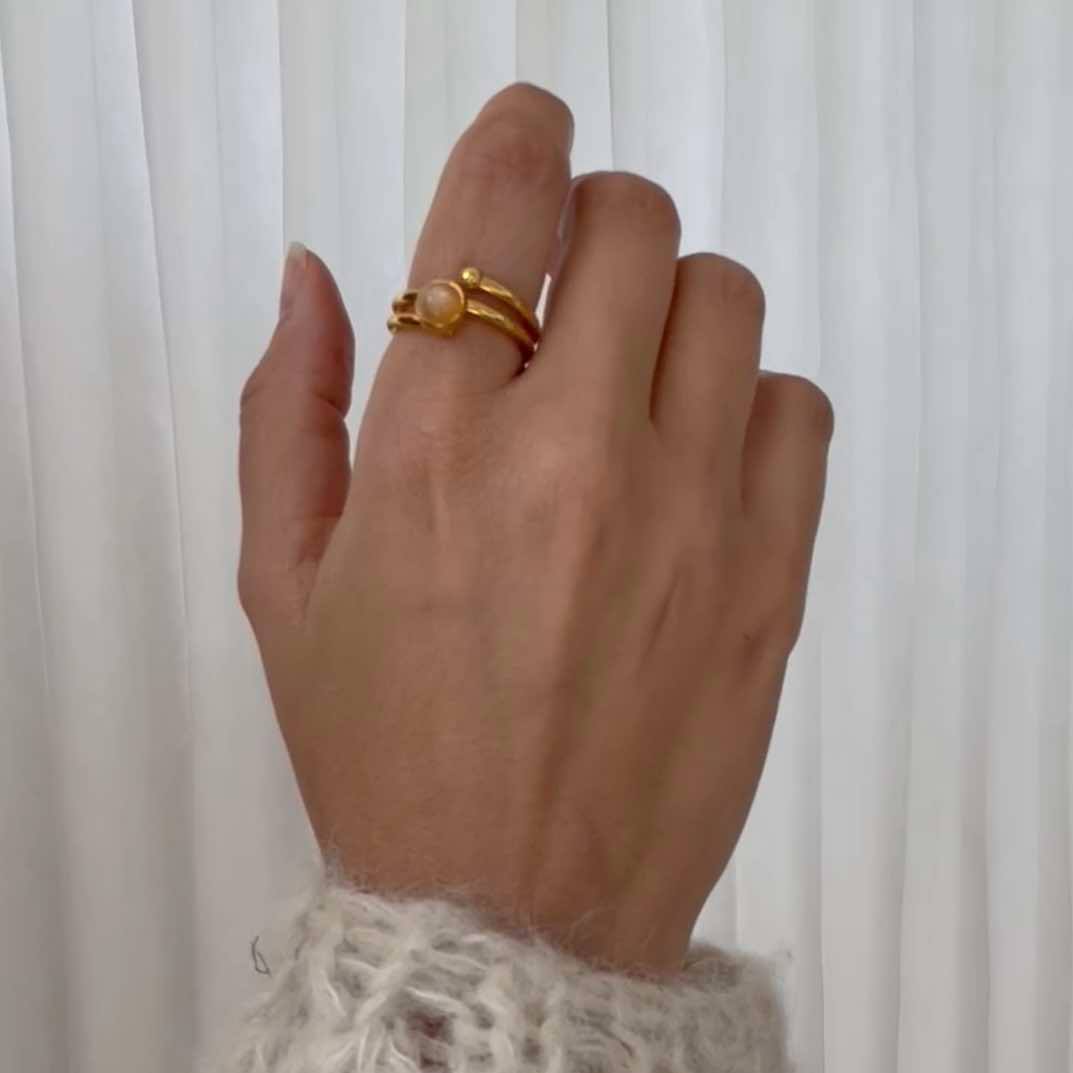 Heiring Loop Ring 2mm med 2R og 6mm ferskenfarvet månesten i rhodineret sølv – ring i rhodineret 925 sterlingsølv med månesten fra Heiring, produktbillede 2