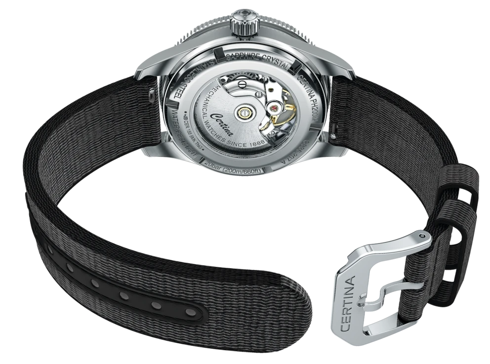 Certina DS PH200M 39mm med åben sort tekstilrem og Certina spænde – robust og komfortabelt design.