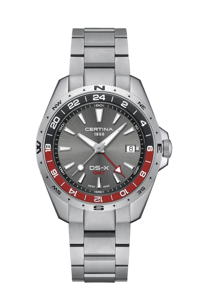 Certina DS-X GMT herreur i rustfrit stål med grå urskive, rød/sort GMT-bezel og stållænke.