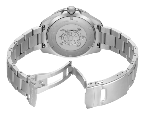 Certina DS-X GMT stållænke med foldelås og graveret logo, set bagfra.