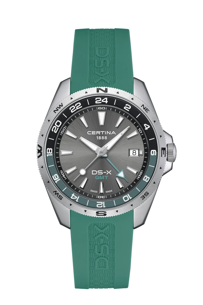 Certina DS-X GMT herreur 41 mm med grå urskive, rød GMT-viser og grøn gummirem.