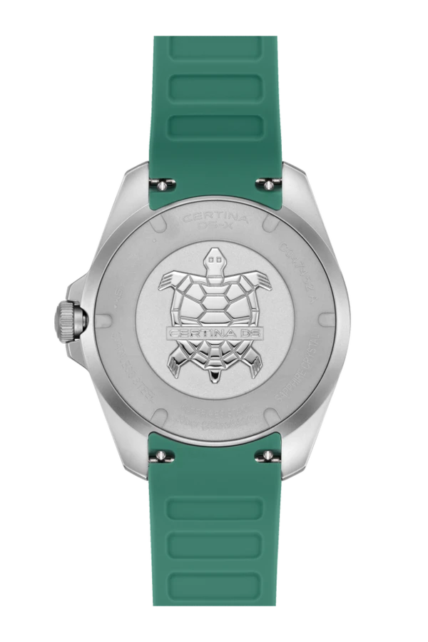 Bagside af Certina DS-X GMT med solid stållåg og præget skildpaddelogo.