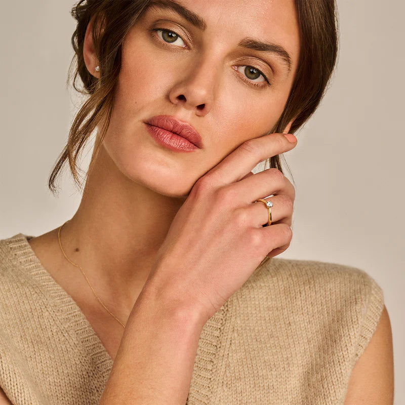 Model bærer Blush ring LG1002Y i 14 kt gult guld med solitaire labgrown diamant