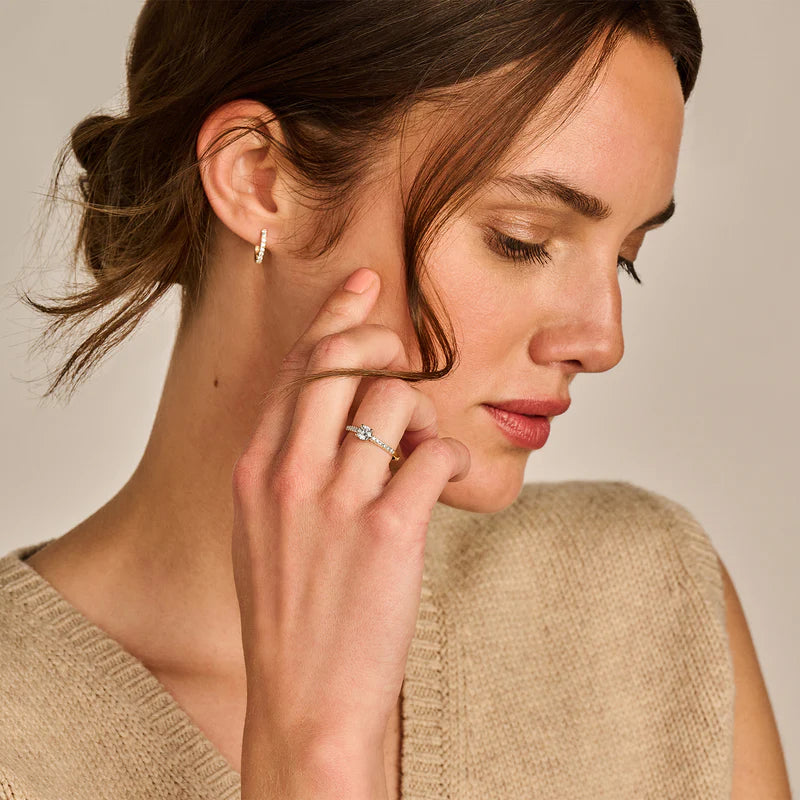 Blush ring LG1006Y i 14 kt gult guld med 0,40 ct centerdiamant og 2 x 0,18 ct labgrown diamanter set på model