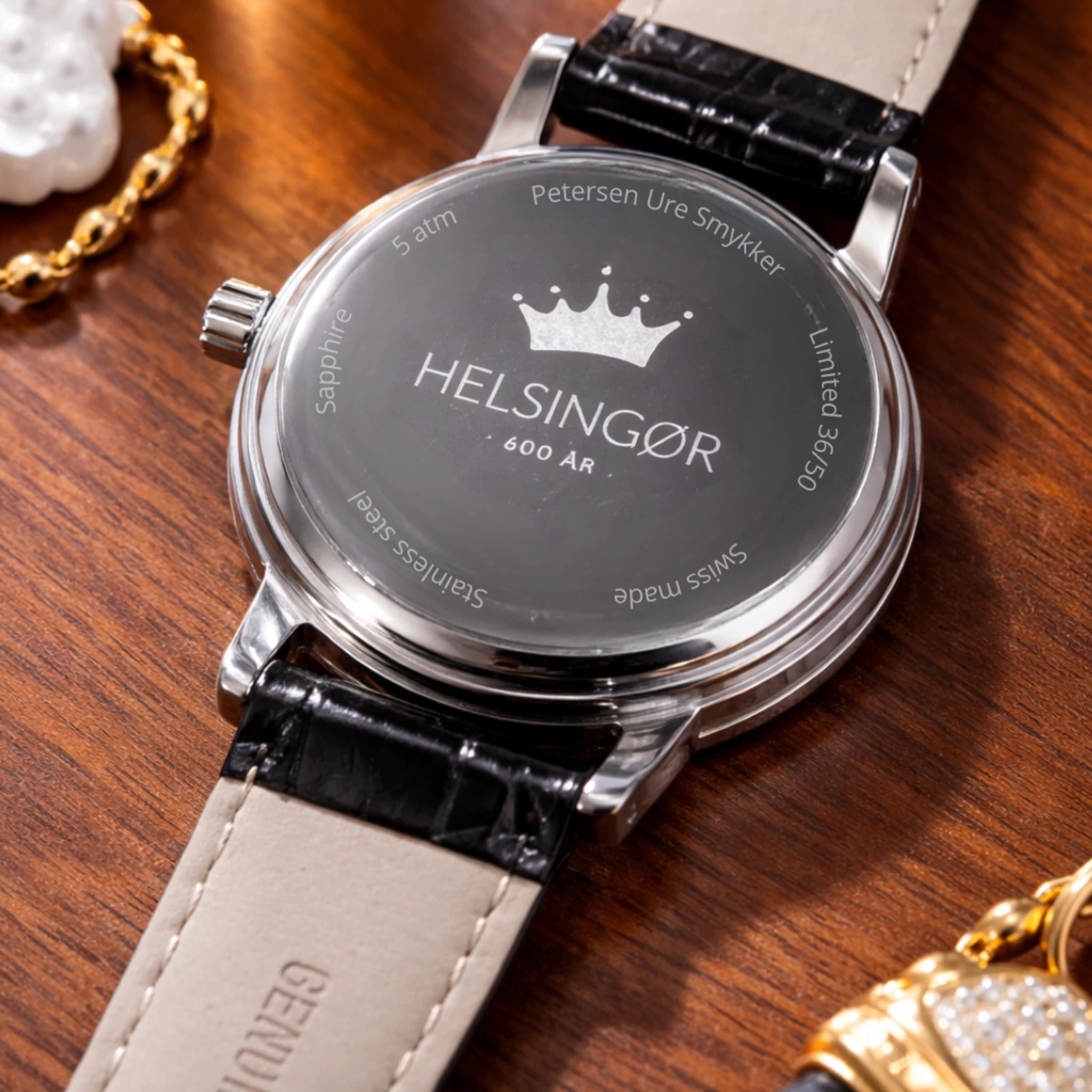 Helsingør 600 År Jubilæumsur Dame set bagfra med indgraveret bagkasse, sort læderrem og limited edition markering
