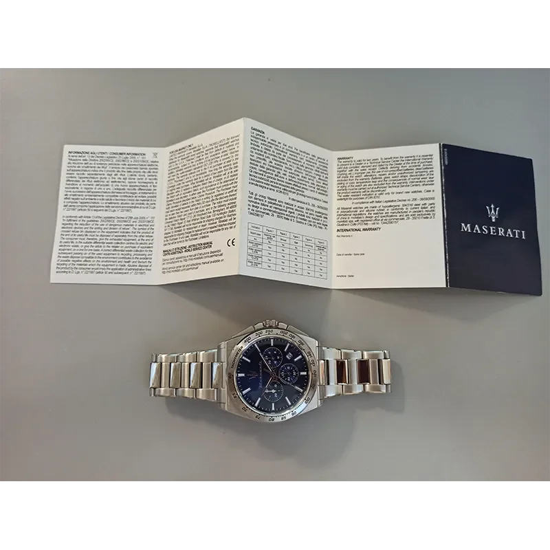 Maserati Velocità R8873652014 med garantihæfte vist sammen med uret