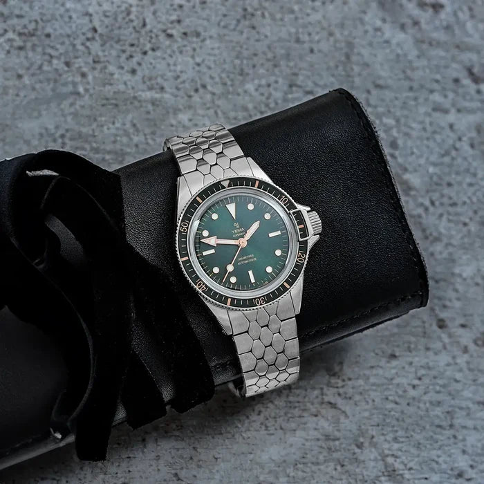 YEMA Superman Gilt CMM.10 39 mm med grøn urskive og Scales Slim stållænke