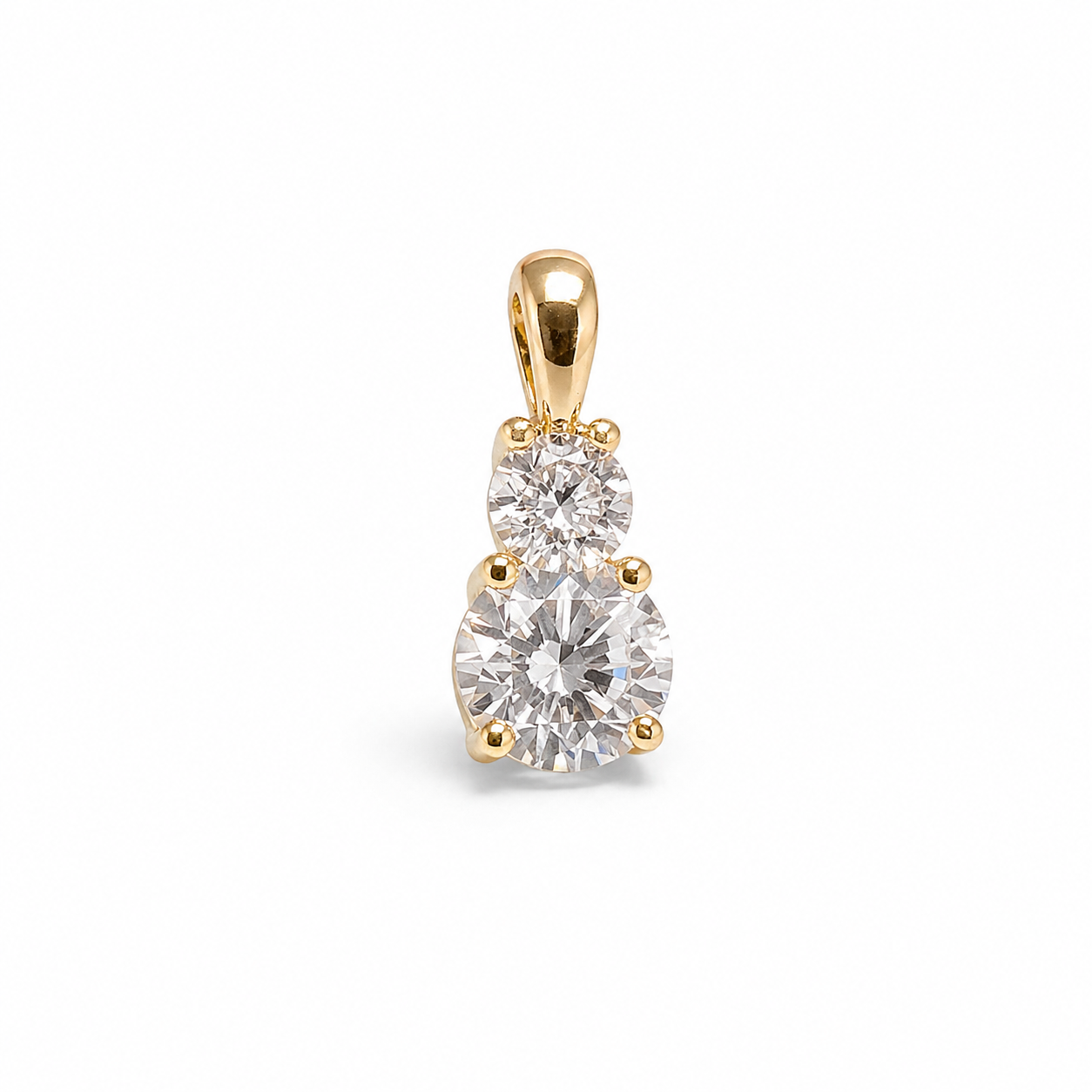 Petersen Jewels eksklusivt 14 kt diamantvedhæng med to labgrown diamanter set forfra