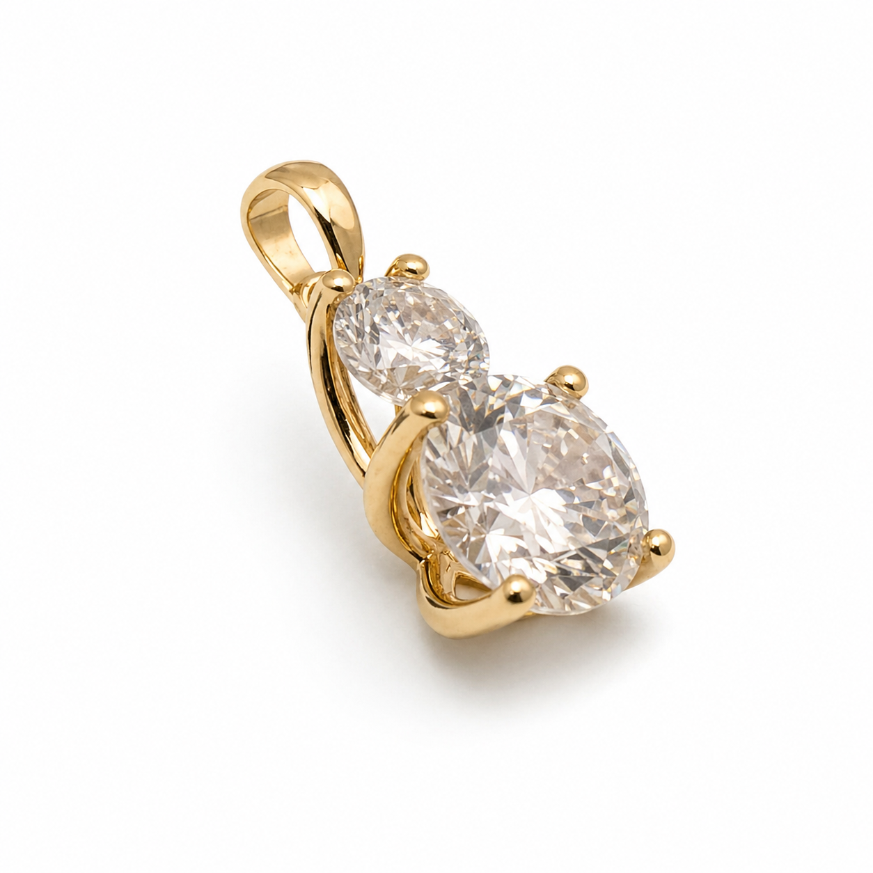 Petersen Jewels vedhæng i 14 kt guld med 2,60 ct labgrown diamanter vist skråt forfra