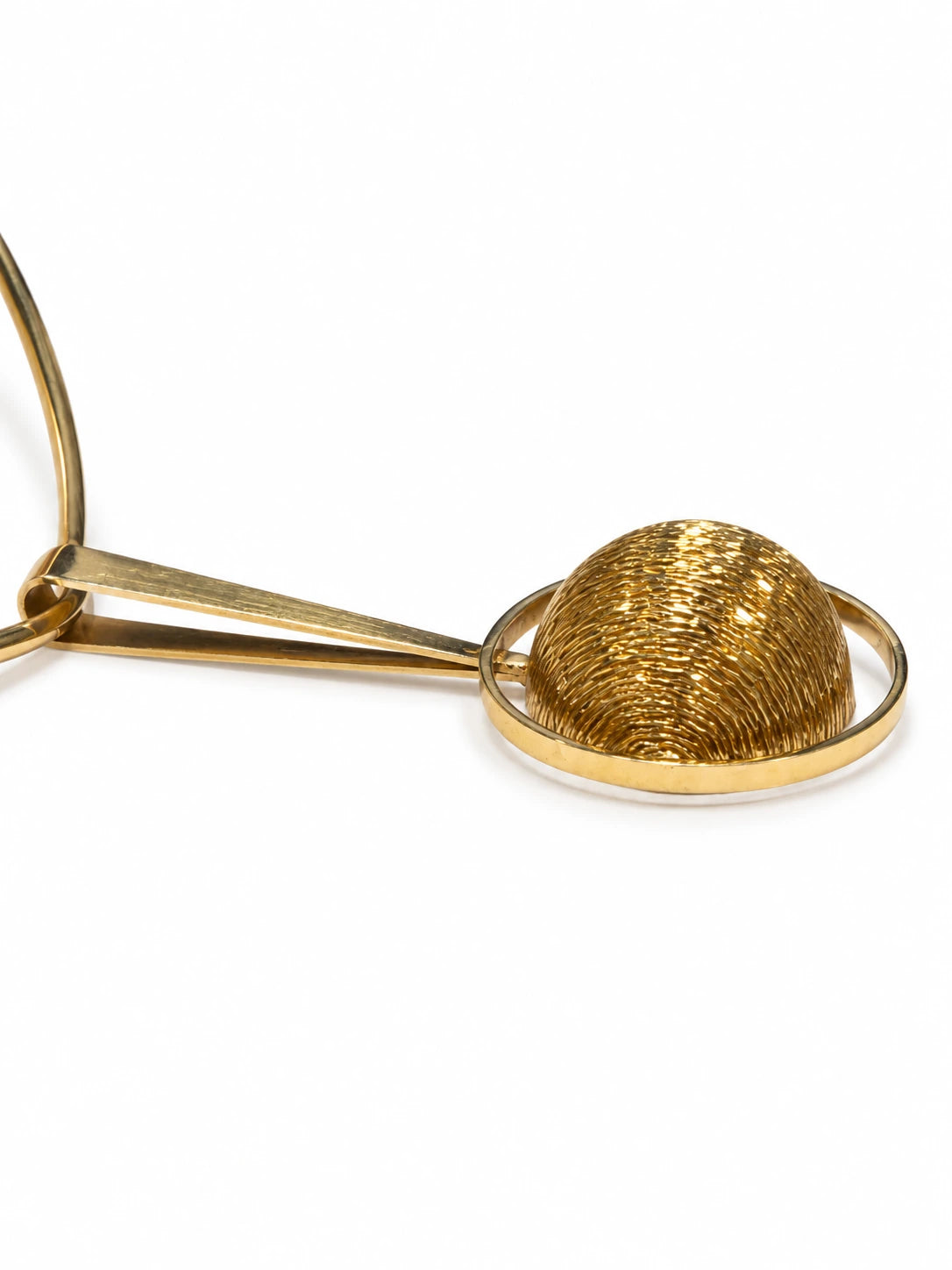 Detalje af vedhæng på brugt 14 kt. guld halsring [ai-redigeret]