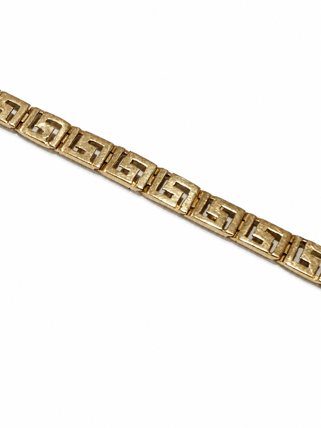 Nærbillede af det græsk inspirerede mønster på armbånd i 14 kt. [ai-redigeret]