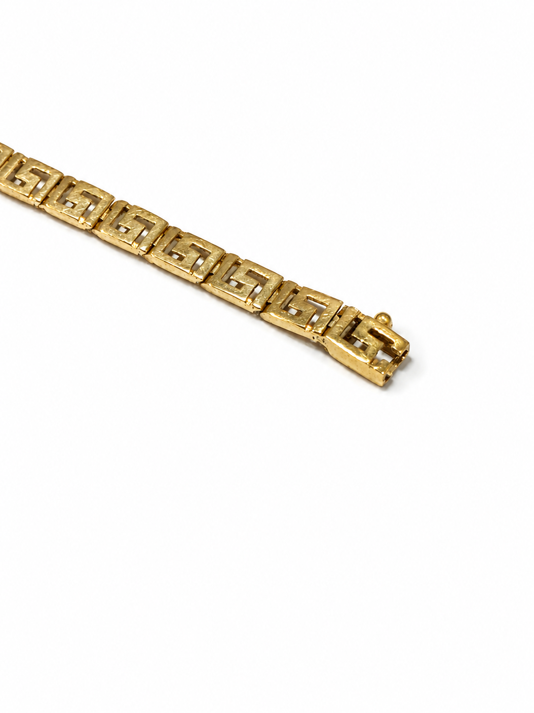 Bagside af lås og græsk inspirerede led på armbånd i 14 kt. [ai-redigeret]