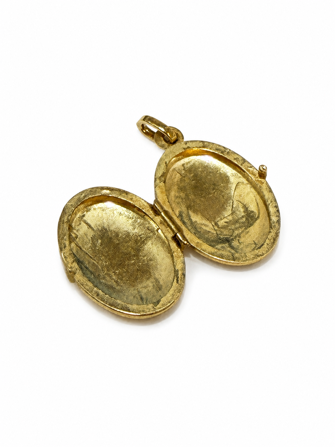 Brugt blank oval medaljon i 14 kt. åbnet med synlig inderside [ai-redigeret]