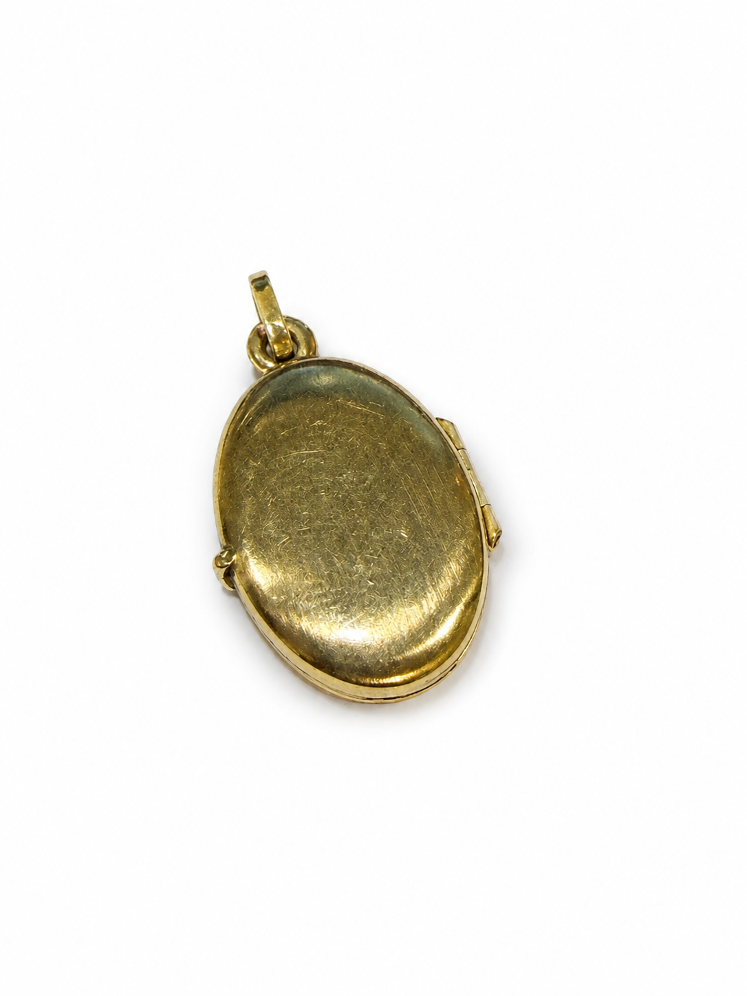 Brugt blank oval medaljon i 14 kt. set fra bagsiden [ai-redigeret]