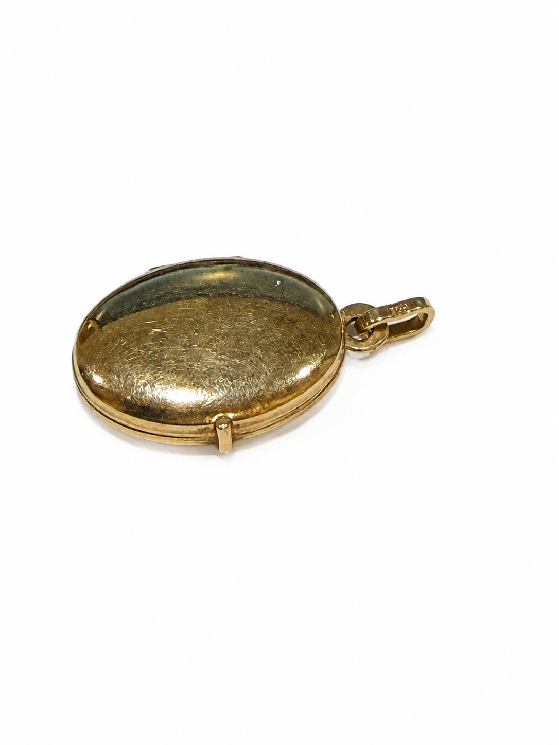 Brugt blank oval medaljon i 14 kt. set lukket fra siden [ai-redigeret]