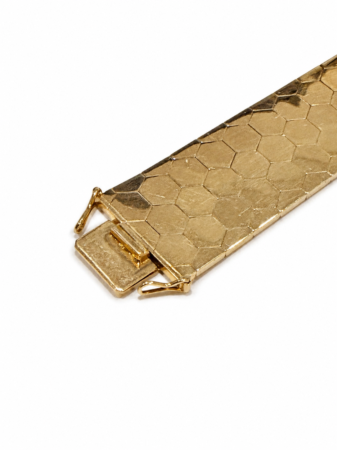 Detalje af låsen på bredt armbånd i 14 kt. guld [ai-redigeret]