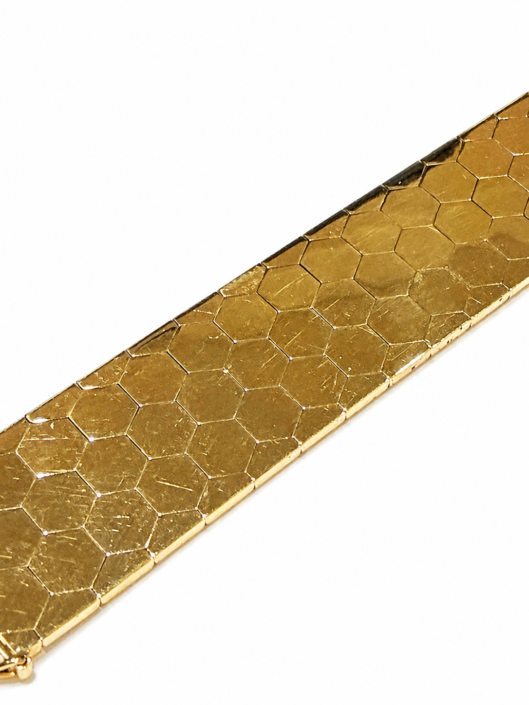 Detalje af sekskantet mønster på bredt armbånd i 14 kt. guld [ai-redigeret]