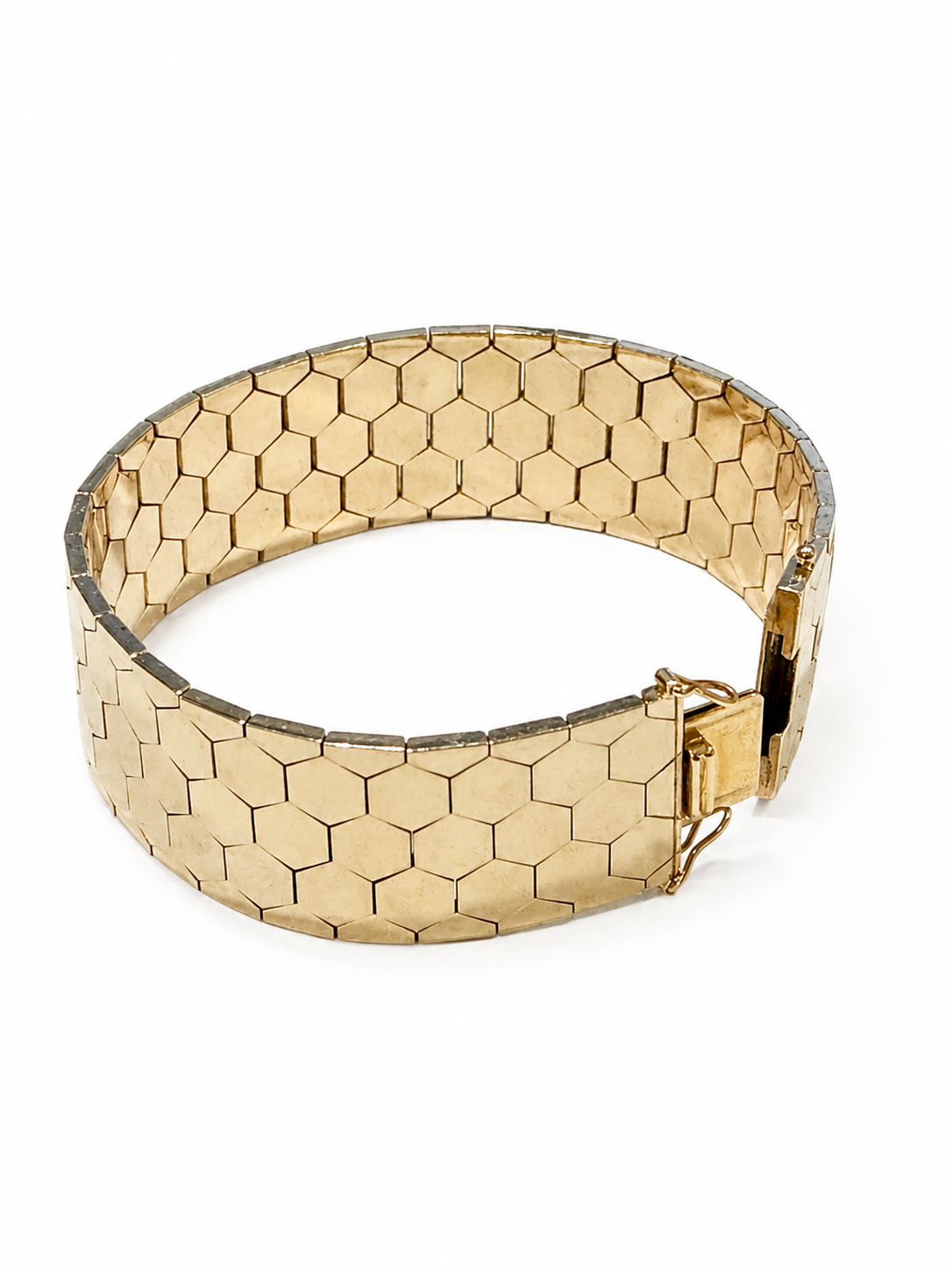 Brugt bredt armbånd i 14 kt. guld med sekskantet mønster set forfra [ai-redigeret]