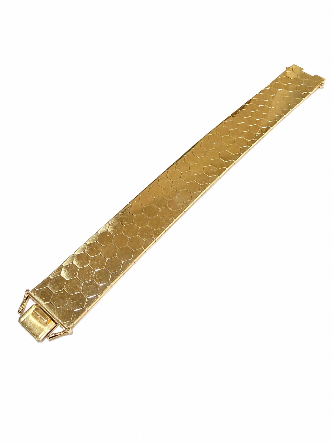 Helt bredt armbånd i 14 kt. guld med sekskantet mønster og lås [ai-redigeret]