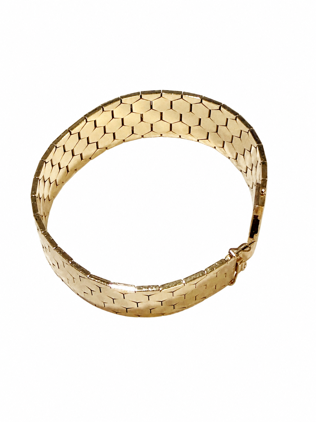 Bredt armbånd i 14 kt. guld med sekskantet mønster set fra vinkel [ai-redigeret]