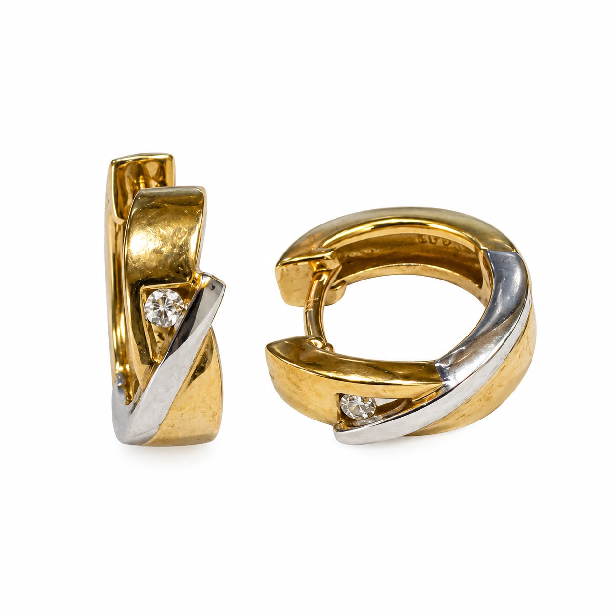 Brugte click creoler i 14 kt. guld med diamant set fra siden [ai-redigeret]
