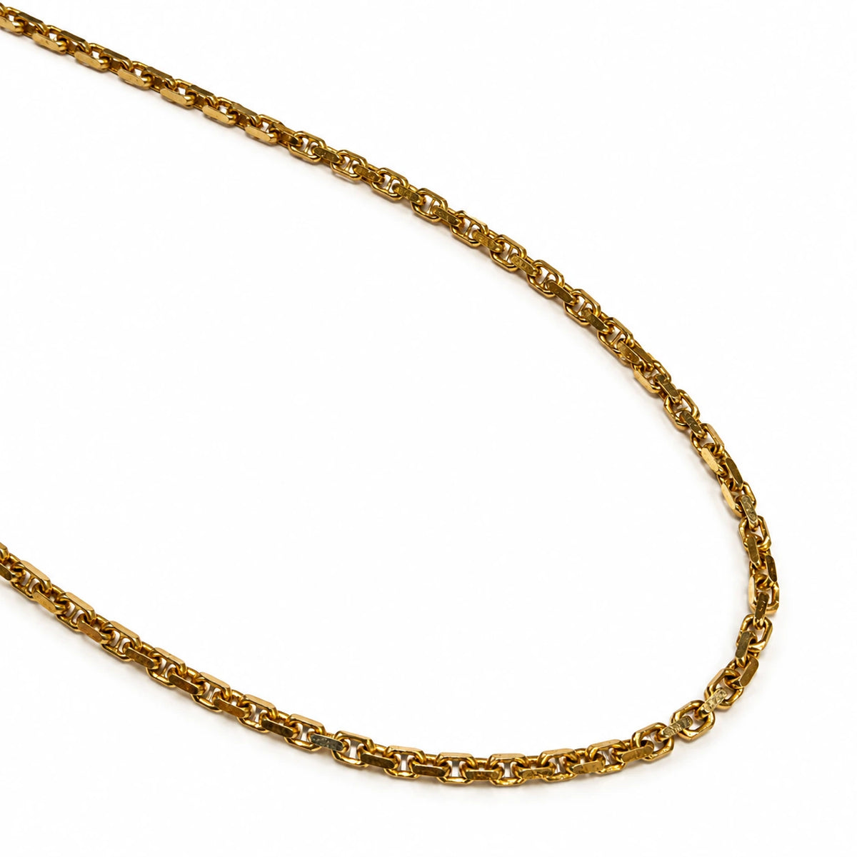 Brugt anker facet halskæde i 14 kt. guld, 45 cm lang med karabinlås og stempel 585 JAa; kædens facetterede led og naturlige brugsspor ses – BRUGT0135 [ai-redigeret]