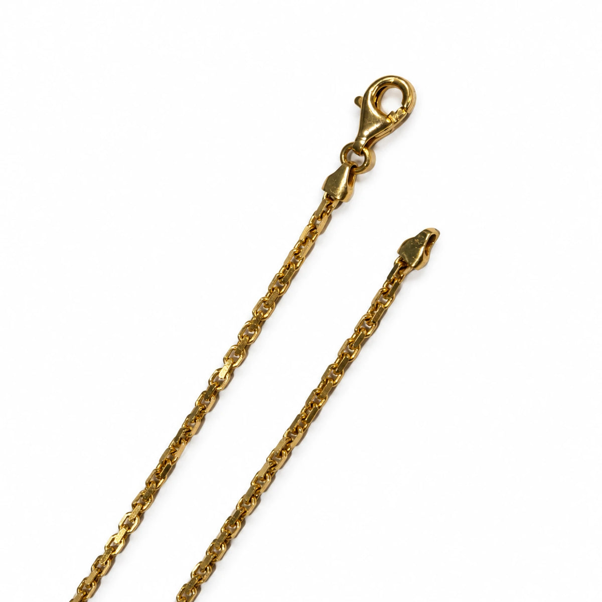 Detalje af karabinlåsen på brugt anker facet halskæde i 14 kt. guld med stempel 585 JAa; kæden vejer 6,7 g og måler 45 cm – BRUGT0135 [ai-redigeret]