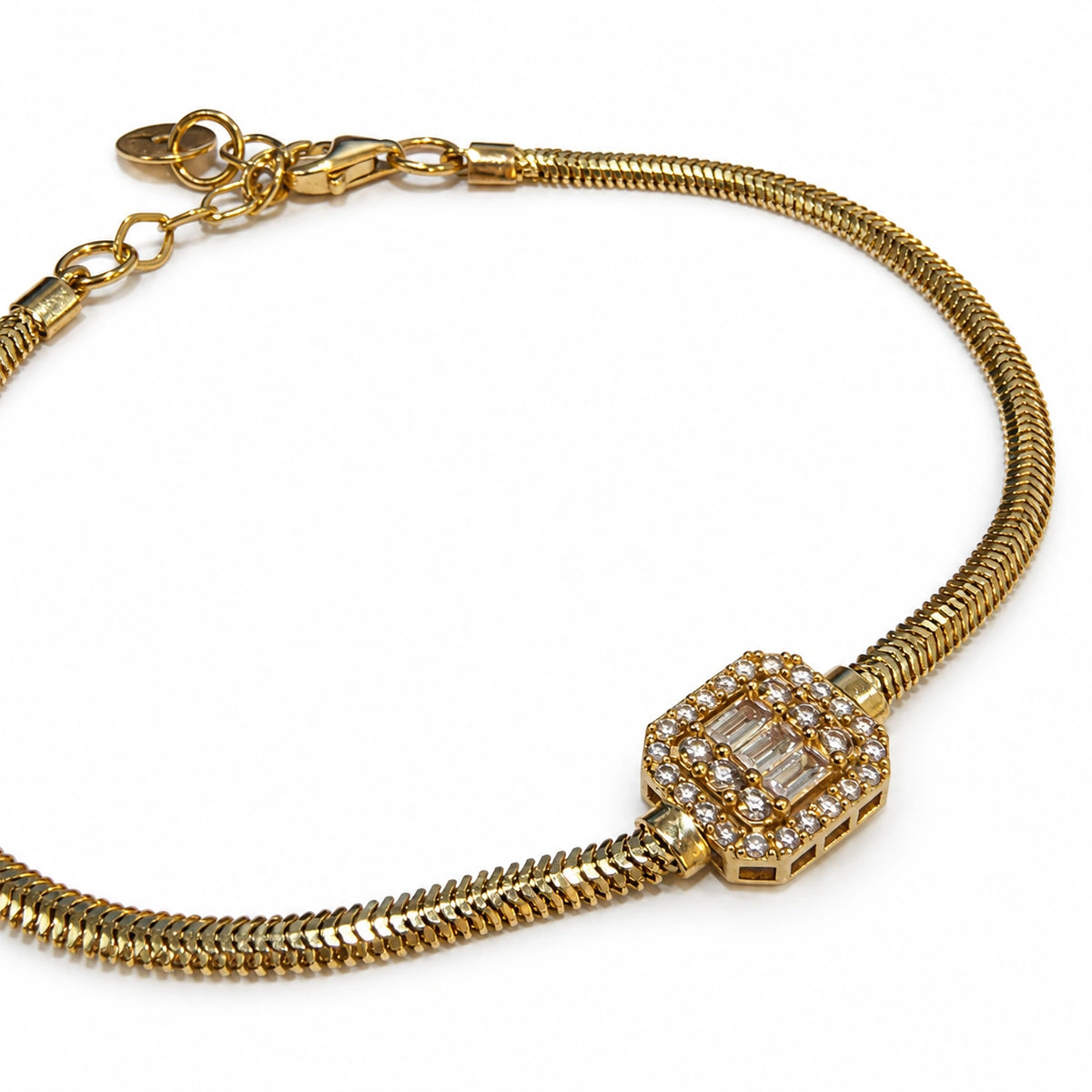 Brugt armbånd i 14 kt. guld vist fra siden med karabinlås og 3 cm forlængerkæde; stenbesat midterled og naturlige brugsspor ses – BRUGT0133 [ai-redigeret]