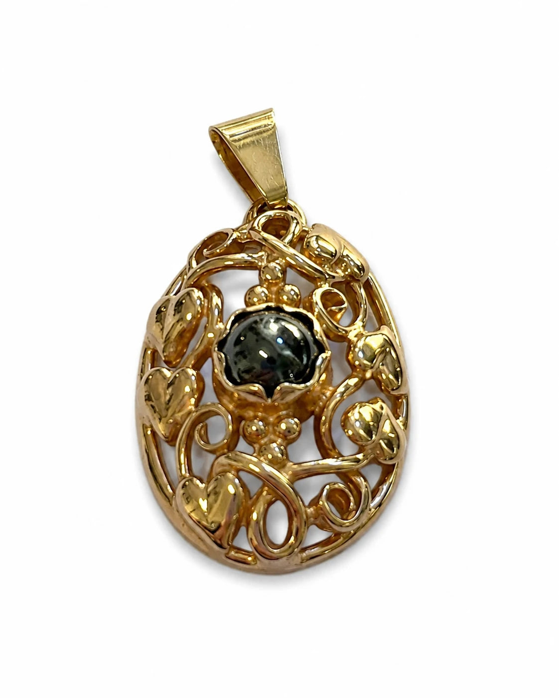 Brugt filigranvedhæng i 14 kt. guld med mørk hæmatit, stemplet 585 CGM, set fra vinkel [ai-redigeret]