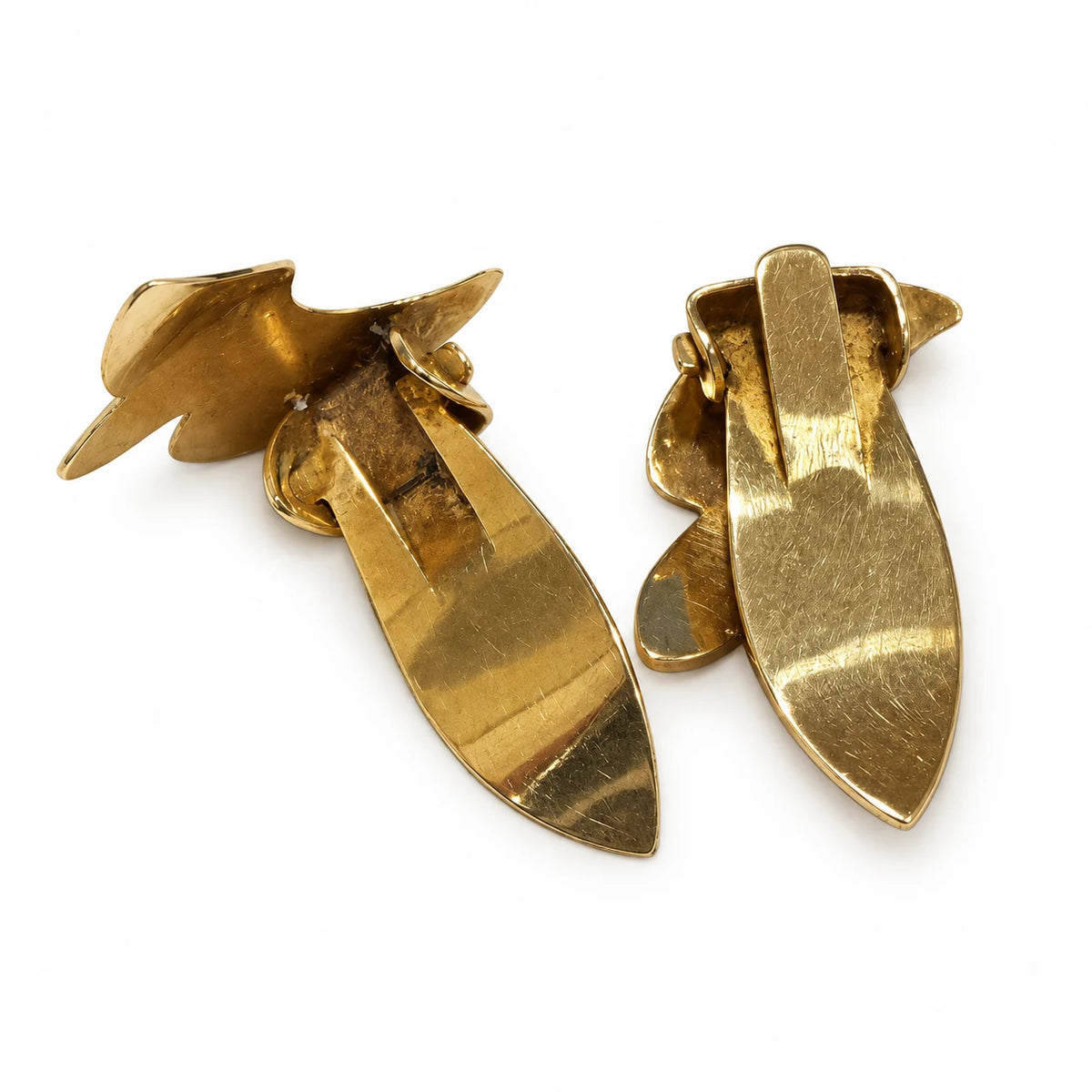 Brugte øreclips i 14 kt. guld med bladdesign set fra bagsiden i vinkel - BRUGT0114 [ai-redigeret]
