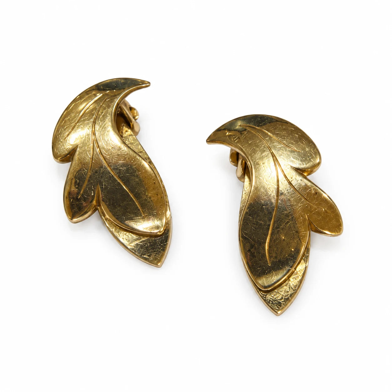 Brugte øreclips i 14 kt. guld med bladdesign set forfra - BRUGT0114 [ai-redigeret]