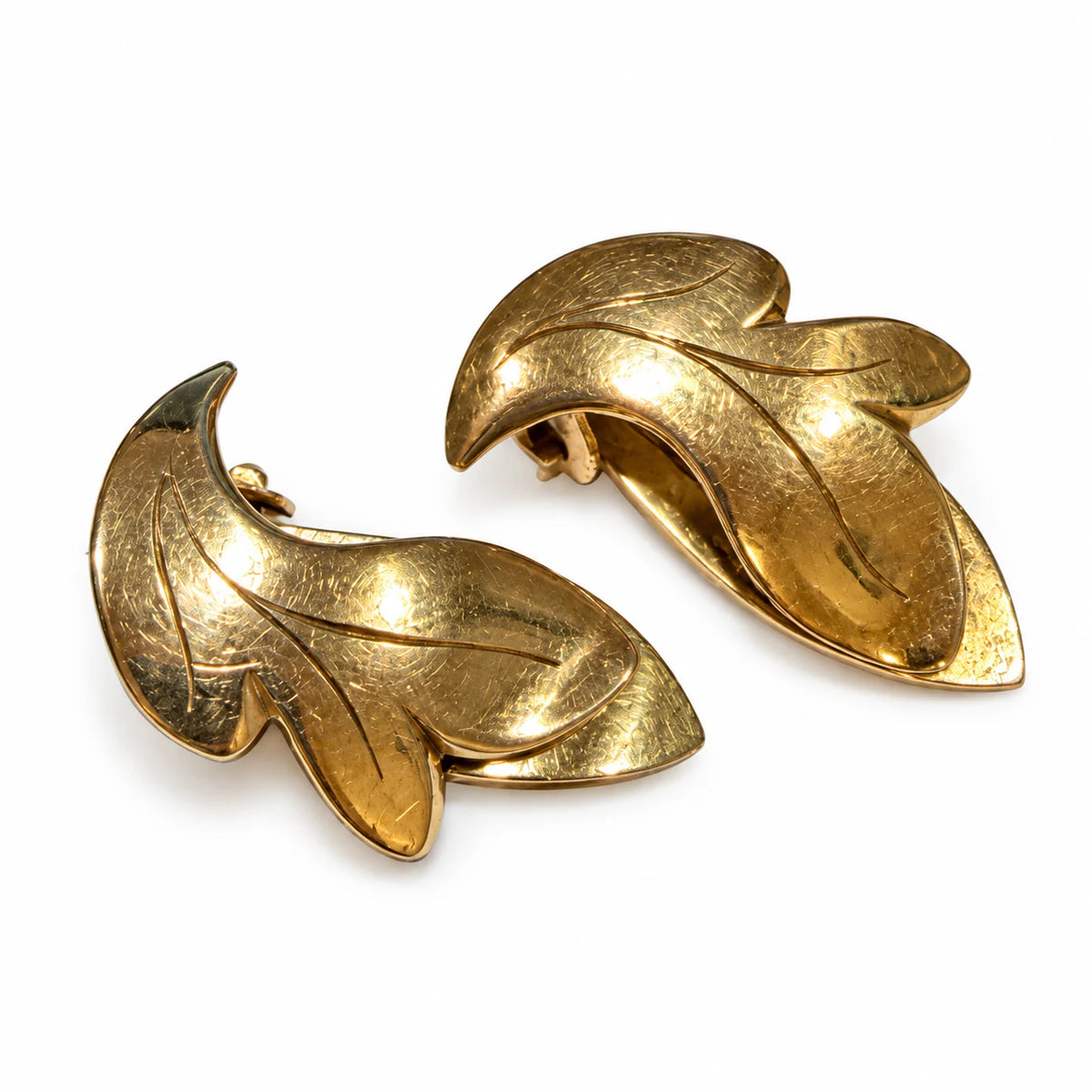 Brugte øreclips i 14 kt. guld med bladdesign set i skrå vinkel - BRUGT0114 [ai-redigeret]