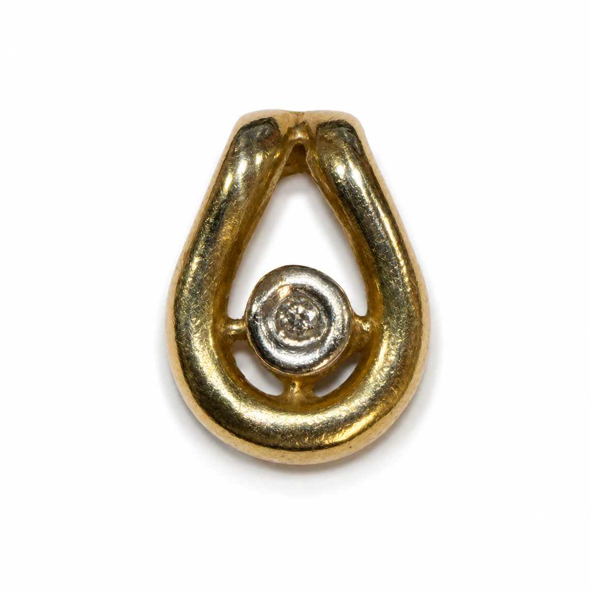 Brugt vedhæng i 14 kt. guld med diamant 0,015 ct – bagside – BRUGT0069 [ai-redigeret]