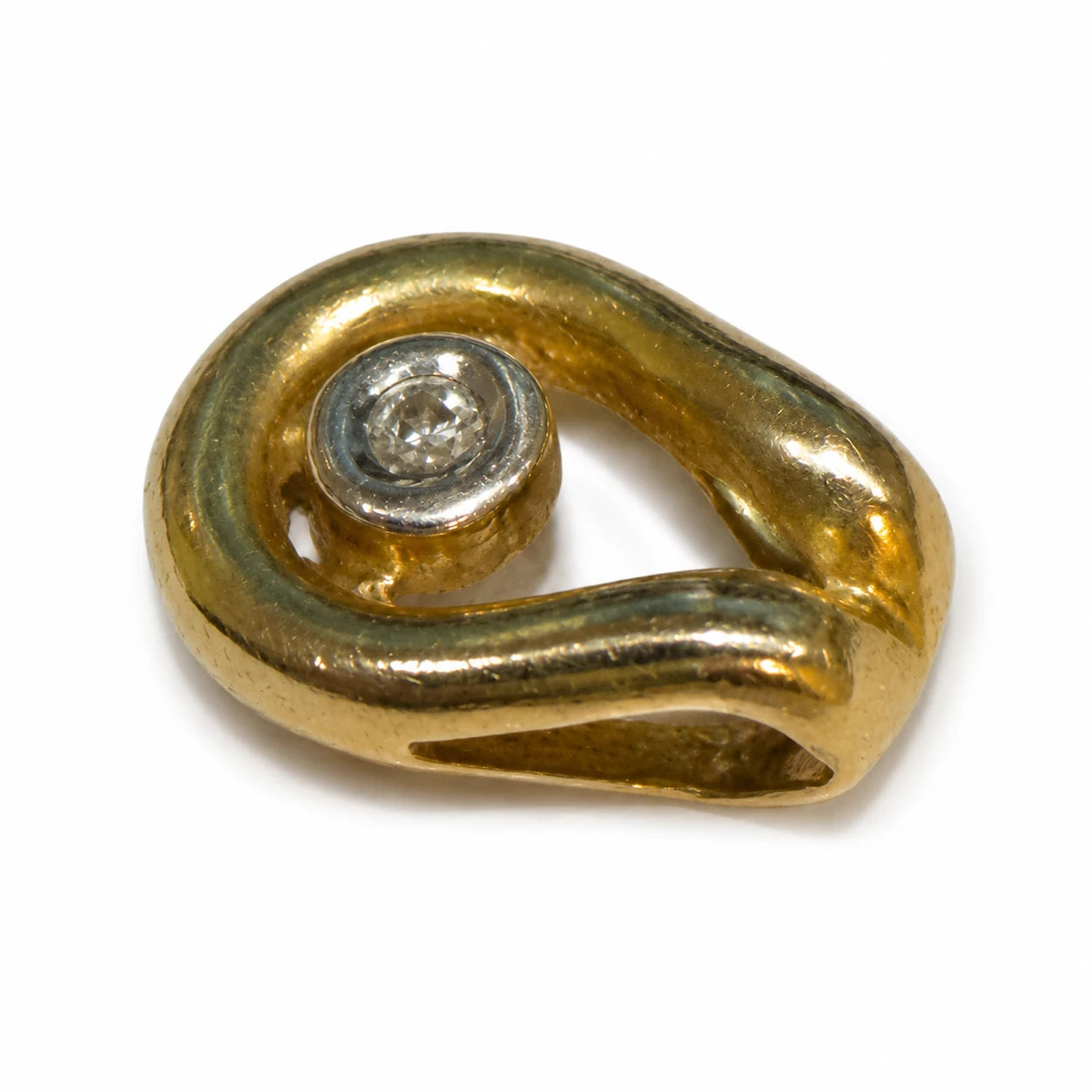 Brugt vedhæng i 14 kt. guld med diamant 0,015 ct – detaljevisning – BRUGT0069 [ai-redigeret]