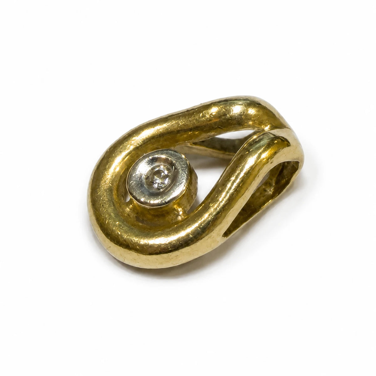 Brugt vedhæng i 14 kt. guld med diamant 0,015 ct – frontvisning – BRUGT0069 [ai-redigeret]