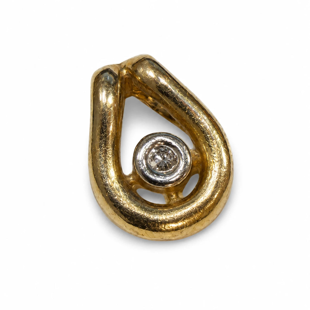 Brugt vedhæng i 14 kt. guld med diamant 0,015 ct – skrå visning – BRUGT0069 [ai-redigeret]