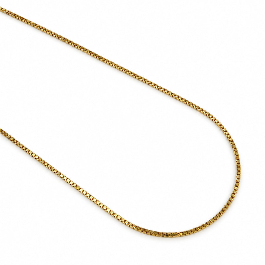 Brugt Venezia halskæde i 14 kt. gult guld, 46 cm lang og 0,9 mm tyk. De fine firkantede kædeled ses i et blødt forløb på hvid baggrund, med naturlige brugsspor – stempel JAa 585, BRUGT0138 [ai-redigeret]