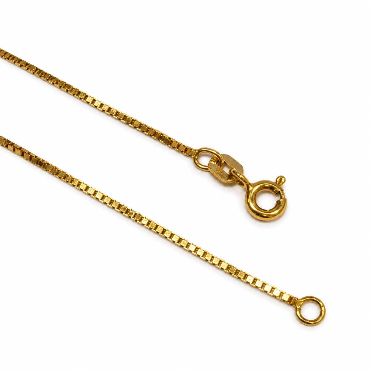 Detalje af fjederlåsen og de små firkantede led på en brugt Venezia halskæde i 14 kt. gult guld. Smykket måler 46 cm, vejer 2,7 g og er stemplet JAa 585 – BRUGT0138 [ai-redigeret]