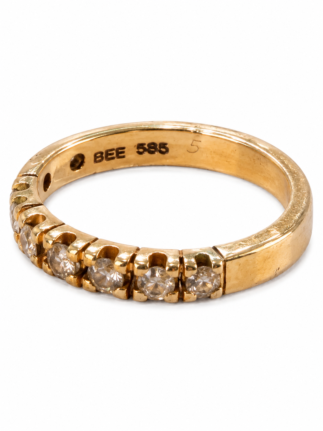 Brugt 14 kt. guldring med fem diamanter og synligt BEE 585 stempel [ai-redigeret]