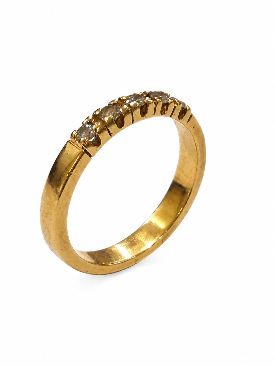 Brugt 14 kt. guldring med fem diamanter set fra siden [ai-redigeret]
