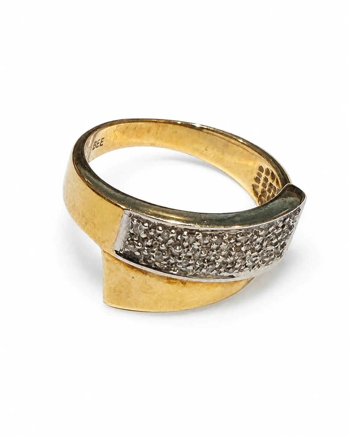 Brugt 14 kt. guldring med diamanter – bagsidevisning – BRUGT0065 [ai-redigeret]