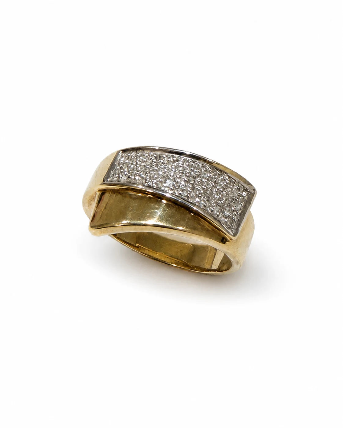 Brugt 14 kt. guldring med diamanter – frontvisning – BRUGT0065 [ai-redigeret]