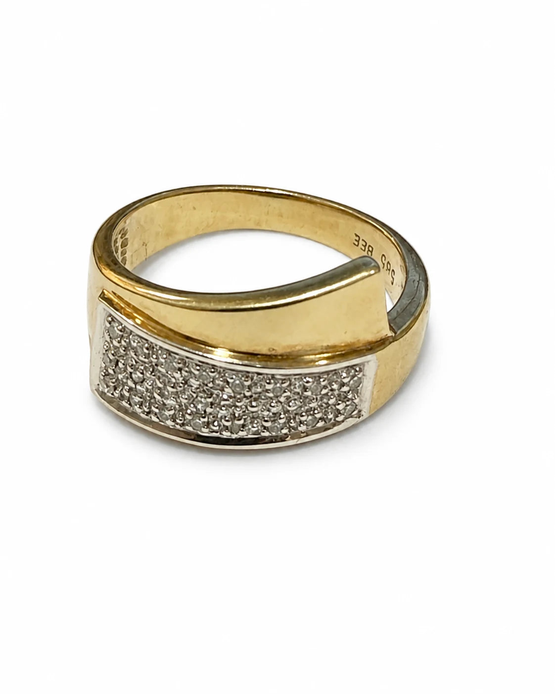 Brugt 14 kt. guldring med diamanter – sidevisning – BRUGT0065 [ai-redigeret]