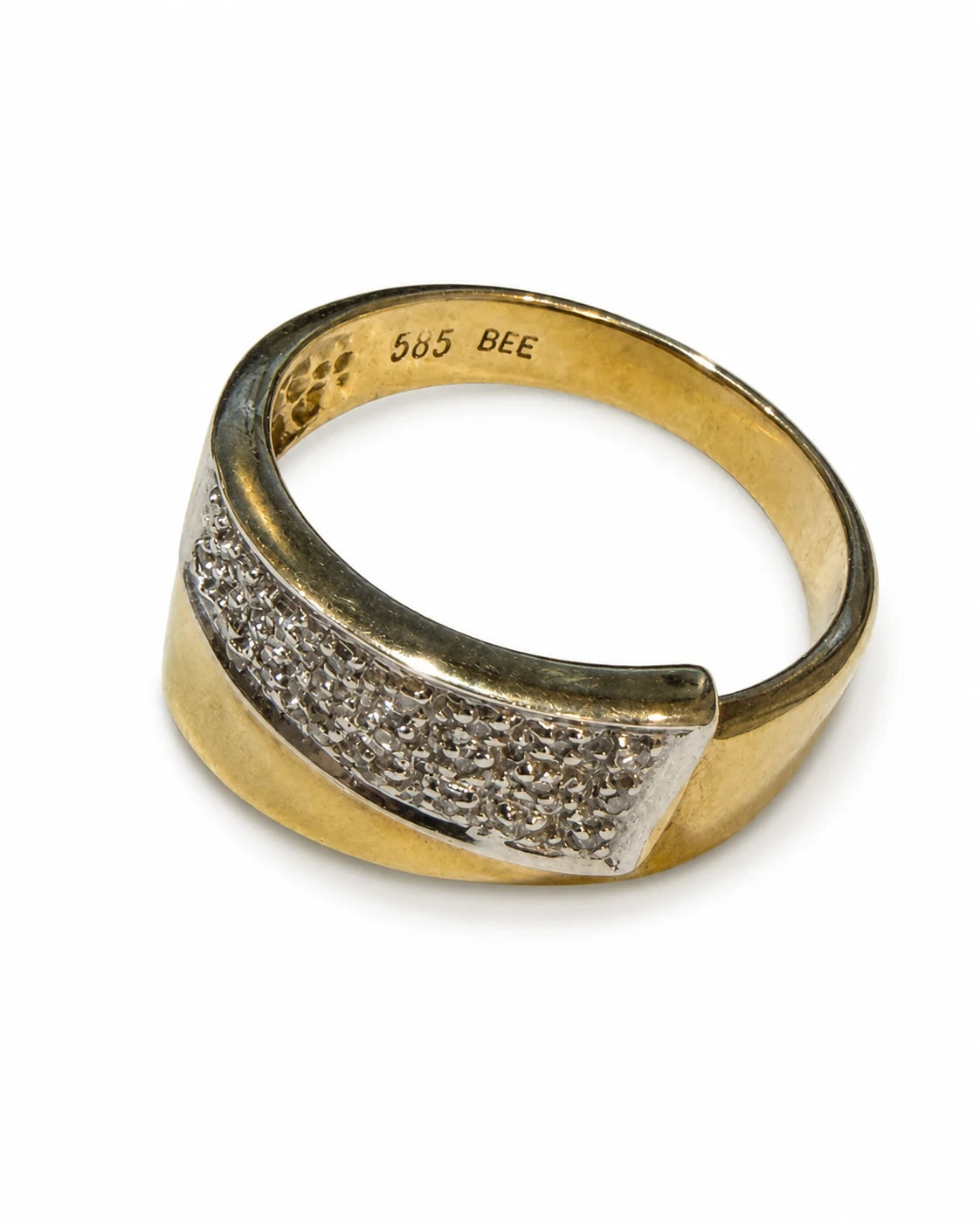 Brugt 14 kt. guldring med diamanter – indvendigt stempel 585 BEE – BRUGT0065 [ai-redigeret]