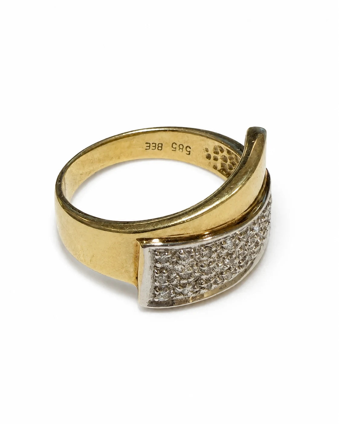 Brugt 14 kt. guldring med diamanter – alternativ vinkel – BRUGT0065 [ai-redigeret]