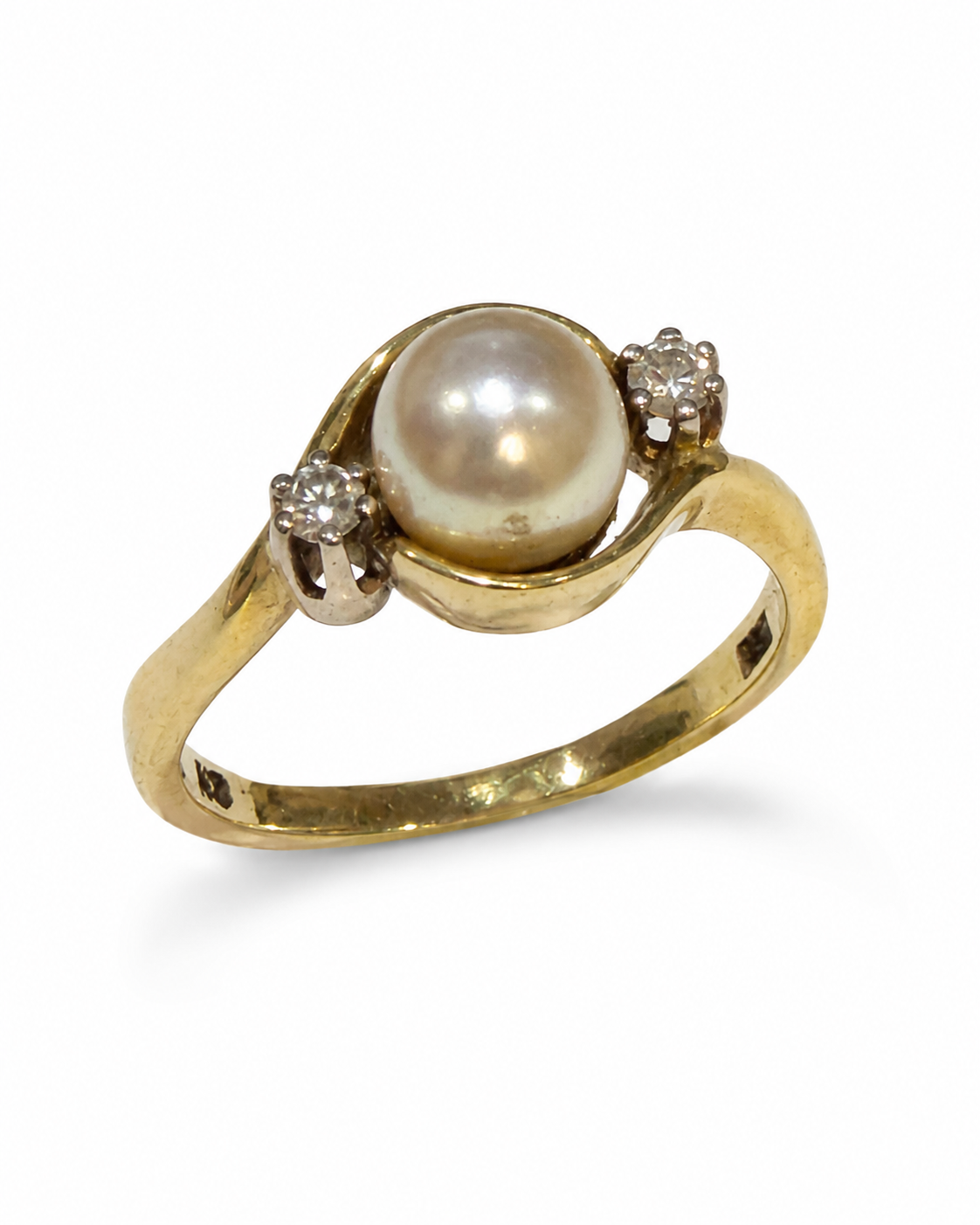 Brugt 14 kt. guldring med ferskvandsperle og to diamanter 0,08 ct. [ai-redigeret]