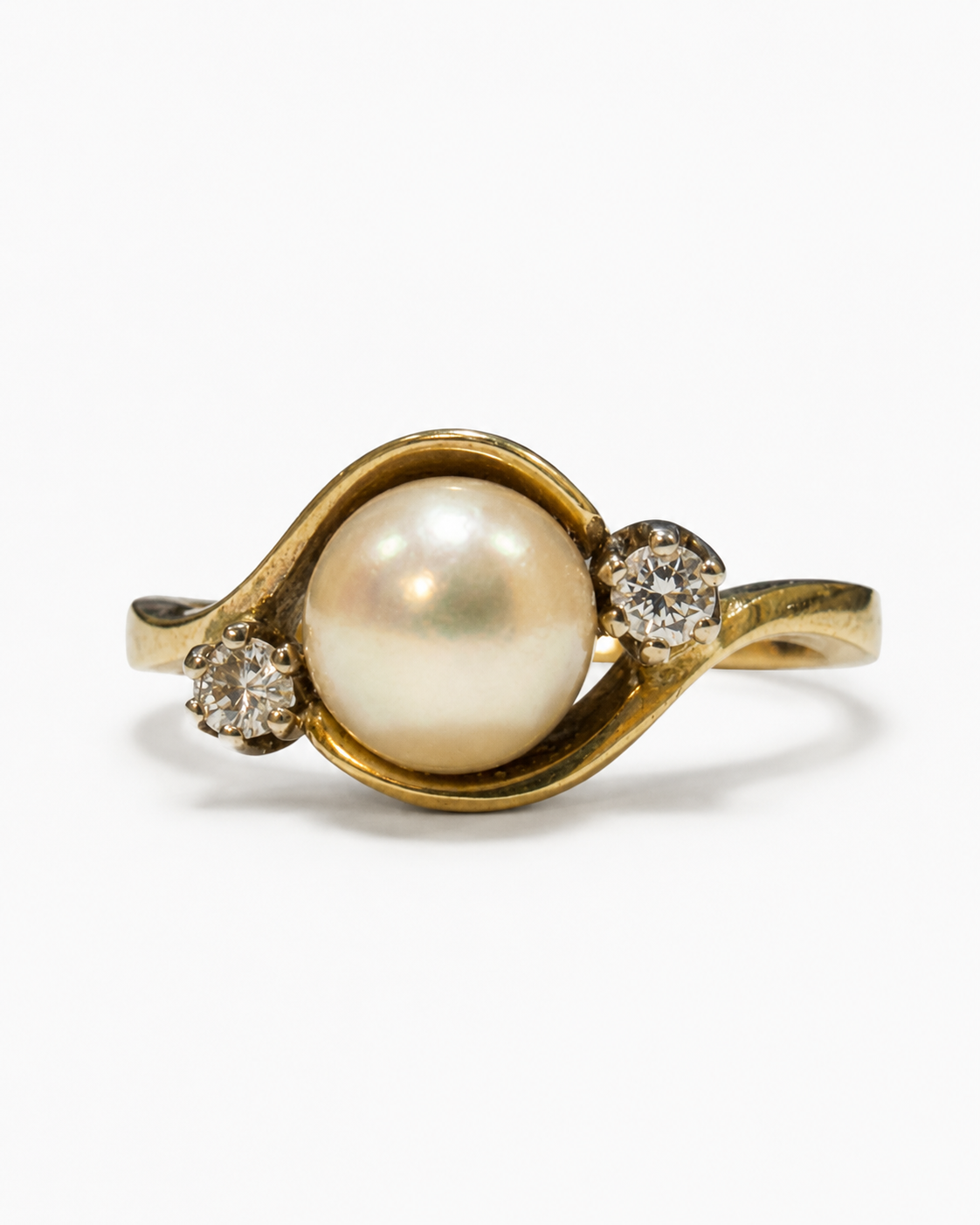 Detalje af ferskvandsperle og diamanter i brugt 14 kt. guldring [ai-redigeret]
