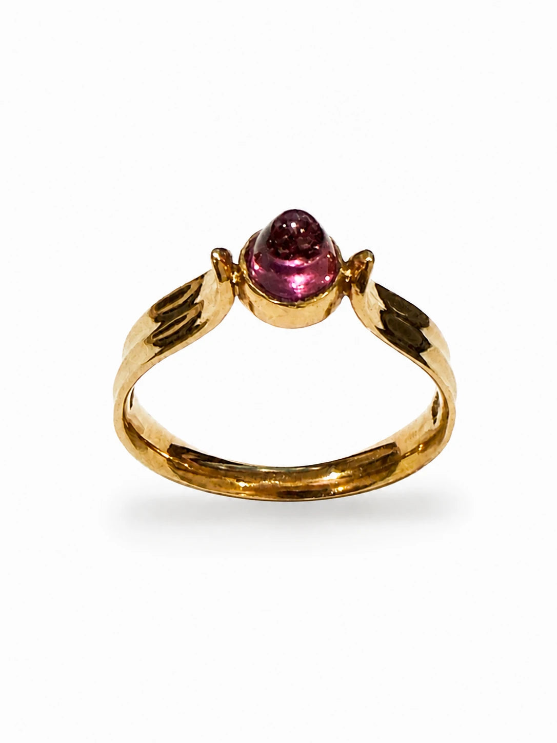 Brugt 14 kt. guldring med pink sten set bagfra [ai-redigeret]